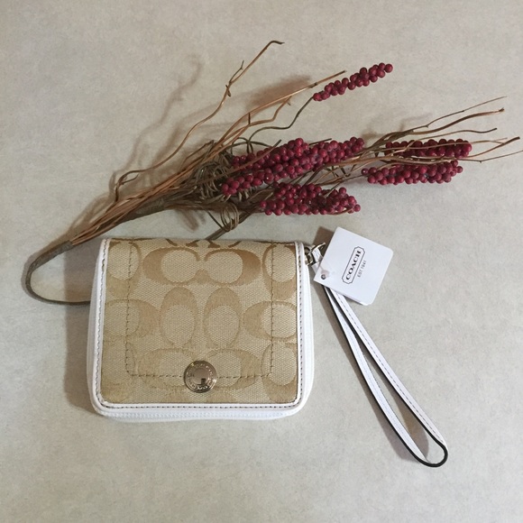 Coach Handbags - ⬇️NWT Coach Kyra Signature zip card Wristlet